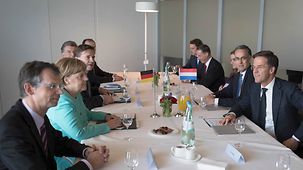 Bundeskanzlerin Angela Merkel im Gespräch mit Mark Rutte.