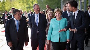 Bundeskanzlerin Angela Merkel geht neben dem Ministerpräsident der Niederlande, Mark Rutte, Bundesminister Sigmar Gabriel und dem niederländischen Wirtschaftsminister Henk Kamp.