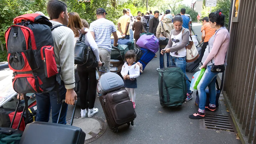Ankunft von Flüchtlingen und Asylsuchenden in einer Flüchtlingsunterkunft
