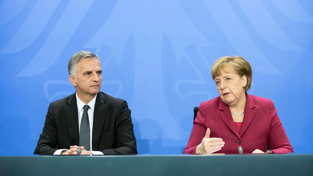 Bundeskanzlerin Angela Merkel und der Bundespräsident der Schweiz, Didier Burkhalter, beim gemeinsamen Pressestatement.
