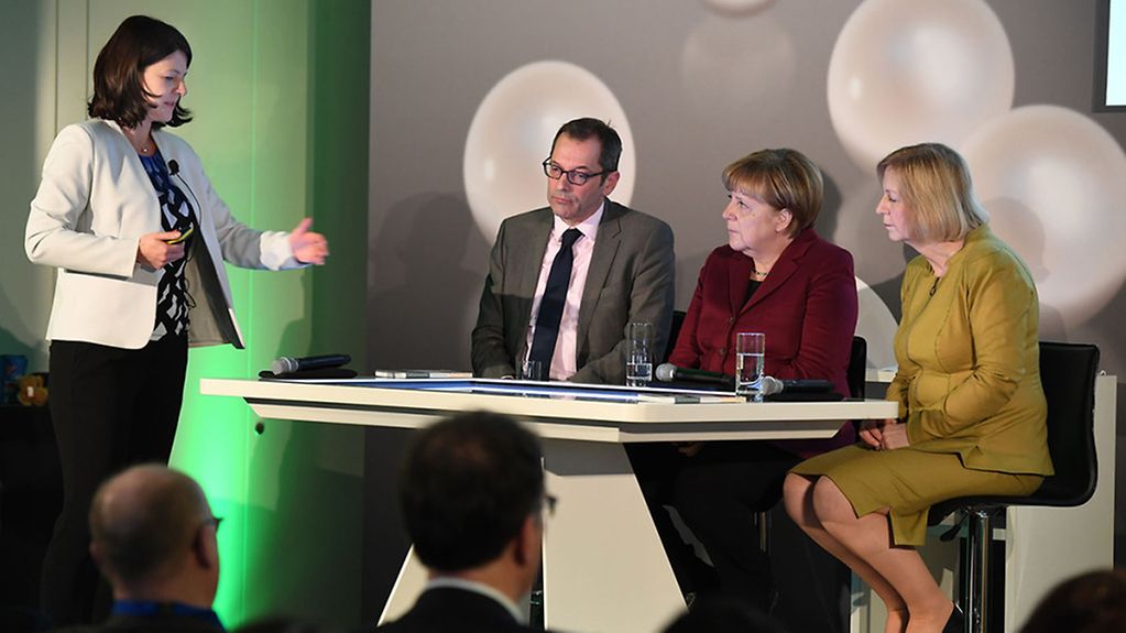 Bundeskanzlerin Angela Merkel und Bundesministerin Johanna Wanka im Gespräch bei der Veranstaltung "Perlen der Forschung".
