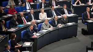 La chancelière fédérale Angela Merkel et d’autres membres du Bundestag au début de la séance constitutive du nouveau parlement.