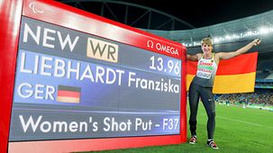 Franziska Liebhardt präsentiert ihren Weltrekord im Kugelstoßen auf den Anzeigetafel