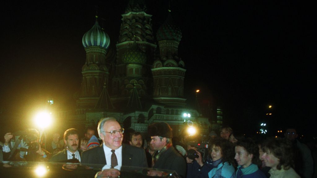 Bundeskanzler Helmut Kohl bei einem Gang über den Roten Platz in Moskau im Februar 1990.