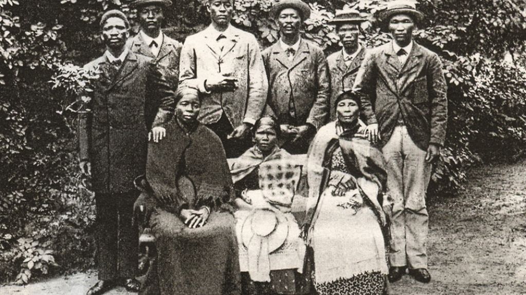 Ausstellung im Museum Treptow 'zurückGeschaut'. Foto zeigt eine Gruppe Herero und Nama auf der ersten Deutschen Kolonialausstellung.
