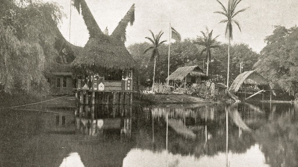 Ausstellung 'zurückGeschaut' im Museum Treptow. Aufnahme zeigt das Dorf 'Tarawai' am Südufer des Karpfenteiches.
