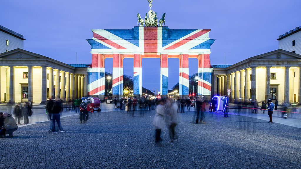 Das Brandenburger Tor leuchtet in den Farben der britischen Flagge