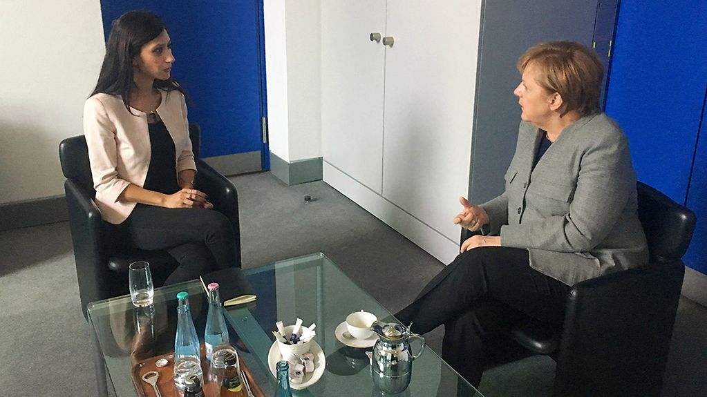 Bundeskanzlerin Angela Merkel im Gespräch mit Dilek Mayatürk Yücel, Ehefrau des in der Türkei inhaftierten Journalisten Deniz Yücel.