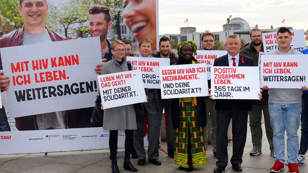 "Mit HIV kann man leben. Weitersagen!"