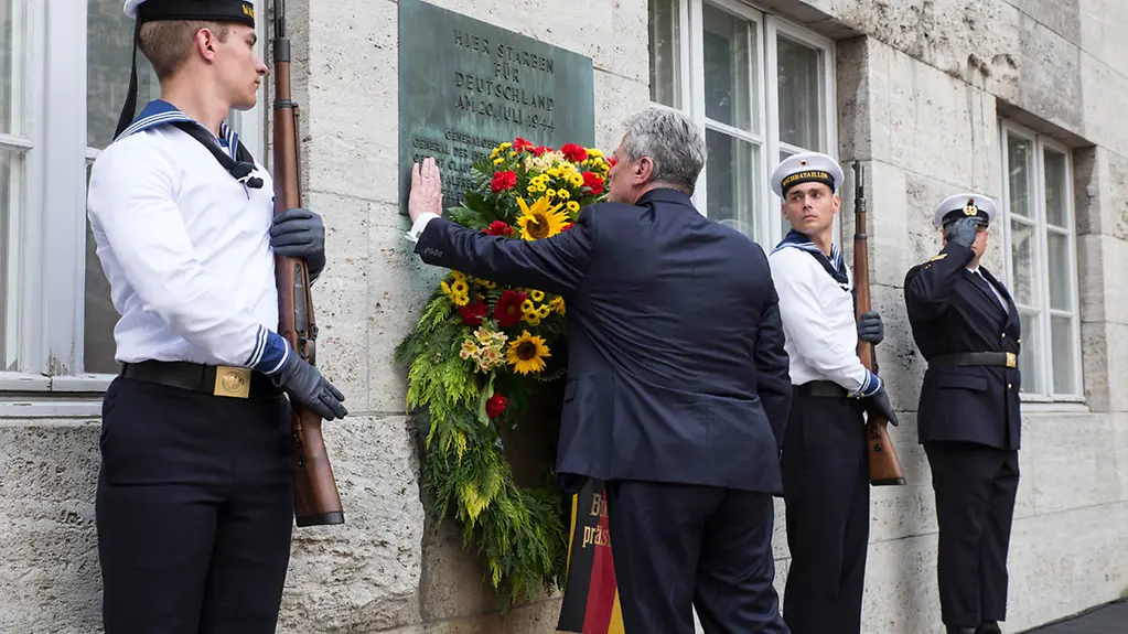 Bundespräsident Gauck bei der Kranzniederlegung im Ehrenhof des Bendlerblocks.