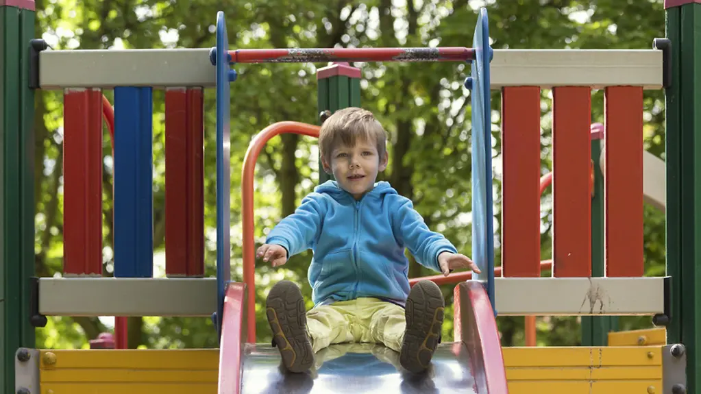 Jerome Korok auf dem Spielplatz in Berlin Schöneberg