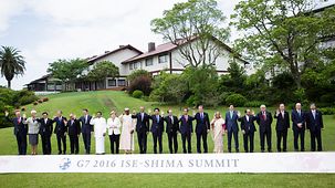 Familienfoto der G7-Staats- und Regierungschefs mit den Outreach-Staaten.