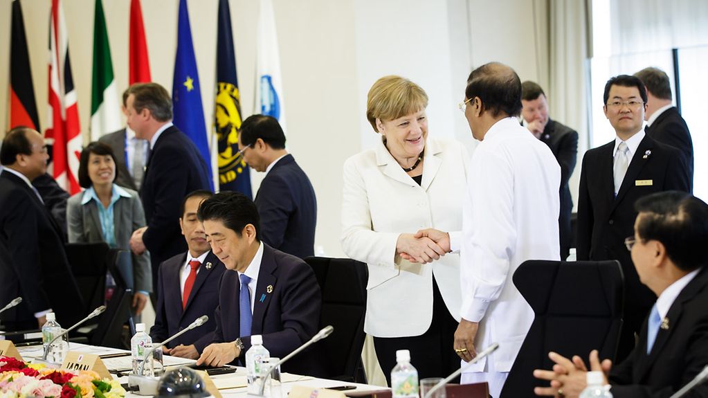 Bundeskanzlerin Angela Merkel begrüßt Maithripala Sirisena, Präsident Sri Lankas.