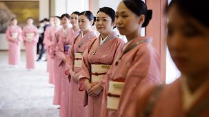 Frauen in Kimonos.