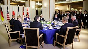 Bundeskanzlerin Angela Merkel und die G7-Staats- und Regierungschefs beim Arbeitsabendessen.