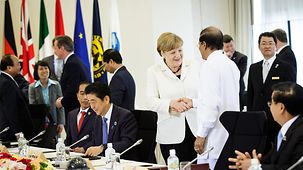 Bundeskanzlerin Angela Merkel begrüßt Maithripala Sirisena, den Präsidenten Sri Lankas.
