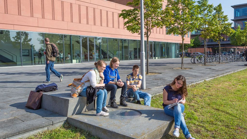 Studenten auf dem Campus in Berlin Adlershof.
