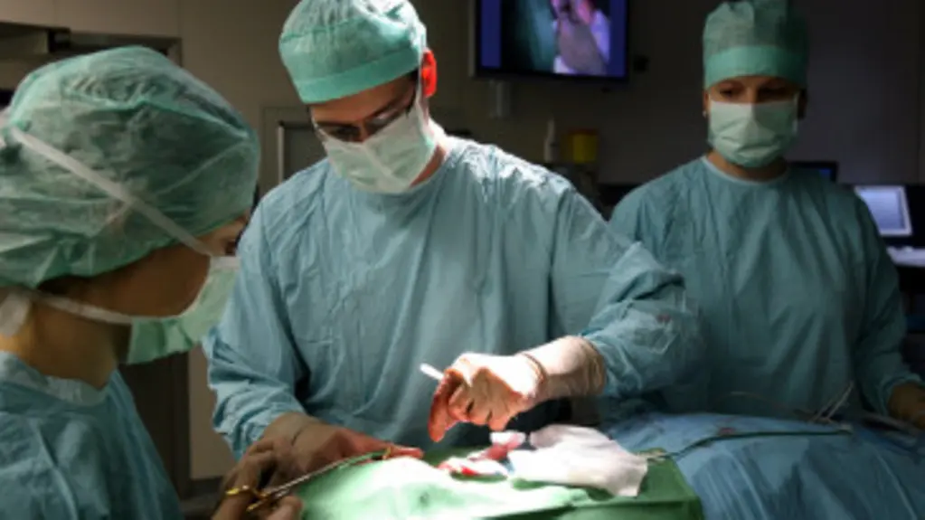 Ein Patient wird auf einem Operationstisch operiert.
