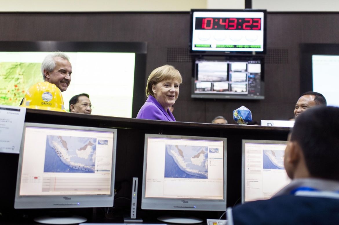 Bundeskanzlerin Merkel im Tsunami-Frühwarnzentrum.