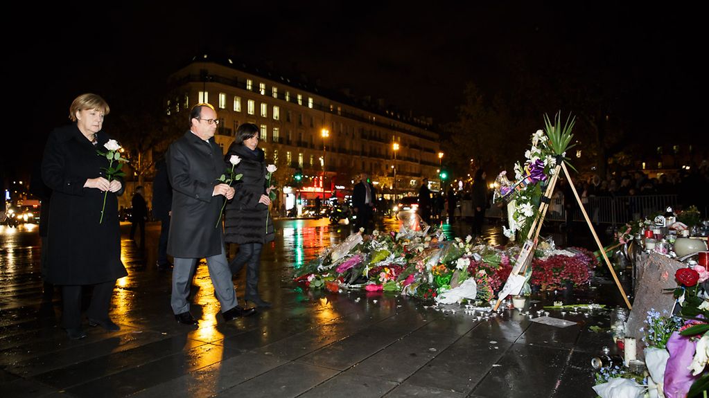 Bundeskanzlerin Angela Merkel und Frankreichs Präsident François Hollande gedenken am Place de la République der Opfer der Terroranschläge.