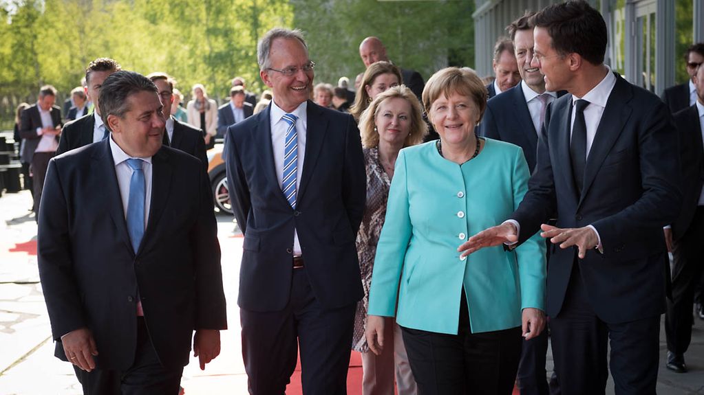 Bundeskanzlerin Angela Merkel geht neben dem Ministerpräsident der Niederlande, Mark Rutte, Bundesminister Sigmar Gabriel und dem niederländischen Wirtschaftsminister Henk Kamp.
