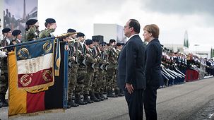 Bundeskanzlerin Angela Merkel und Frankreichs Präsident François Hollande am Jahrestag der Schlacht um Verdun während eines Empfangs mit militärischen Ehren vor der Nationalnekropole in Douaumont.