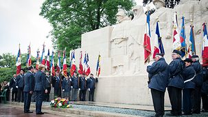 Bundeskanzlerin Angela Merkel und Frankreichs Präsident François Hollande legen am Jahrestag der Schlacht um Verdun am Denkmal für die toten Kinder der Stadt Verdun einen Kranz nieder.