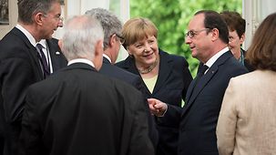 Bundeskanzlerin Angela Merkel und Frankreichs Präsident François Hollande am Jahrestag der Schlacht um Verdun.