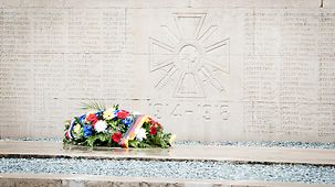 Ein Kranz liegt am Denkmal für die getöteten Kinder der Stadt Verdun.