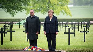 Bundeskanzlerin Angela Merkel und Frankreichs Präsident François Hollande auf dem Soldatenfriedhof von Consenvoye.