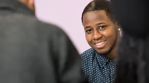 Der Schüler Sam Jalloh im Unterricht.