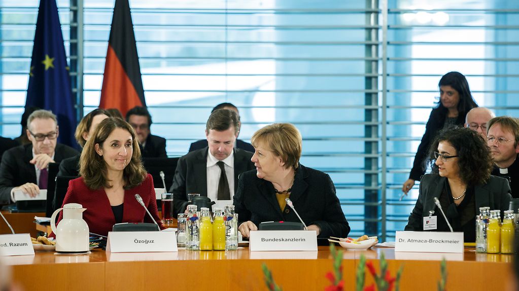 Bundeskanzlerin Merkel und Staatsministerin Özoğuz zu Beginn des 8. Integrationsgipfel am 17. 11.2015 im Bundeskanzleramt. Sie diskutierten mit Experten über Herausforderungen für Gesundheit und Pflege in der Einwanderungsgesellschaft