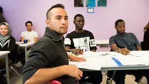 Die jungen Flüchtlinge verfolgen aufmerksam den Unterricht.