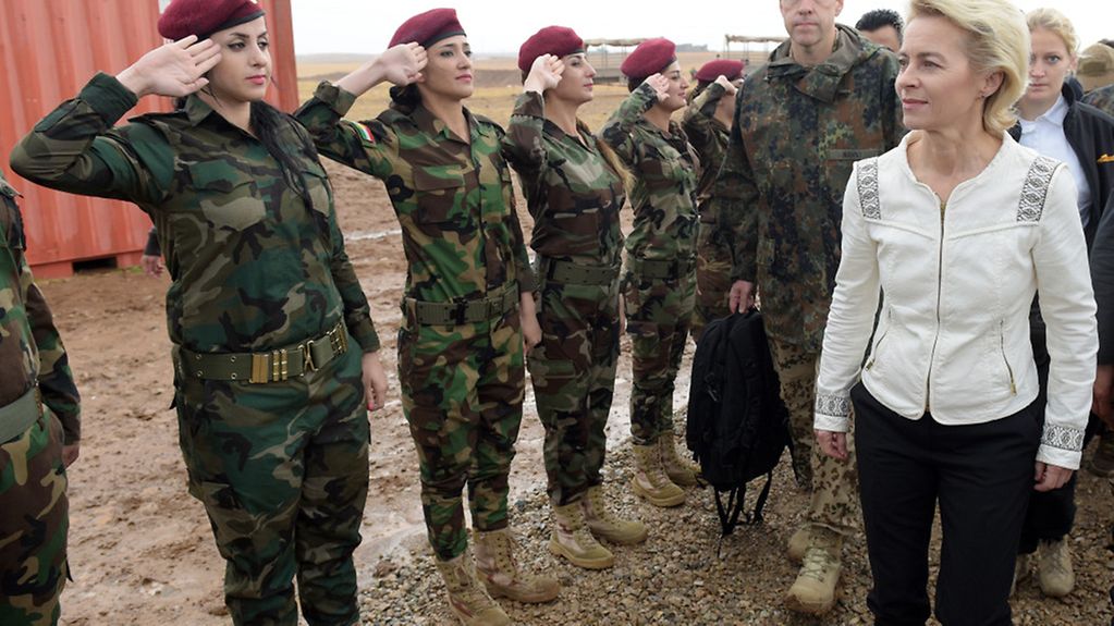 Verteidigungsministerin Ursula von der Leyen besucht am 27.10.2015 in Erbil eine Ausbildungseinrichtung zum Training von Peshmerga-Kämpfern.