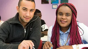 Die Schüler Omid Rezai und Susan Namutebi in der Schlau-Schule in München
