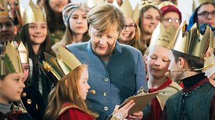 Bundeskanzlerin Angela Merkel empfängt Sternsinger im Bundeskanzleramt.