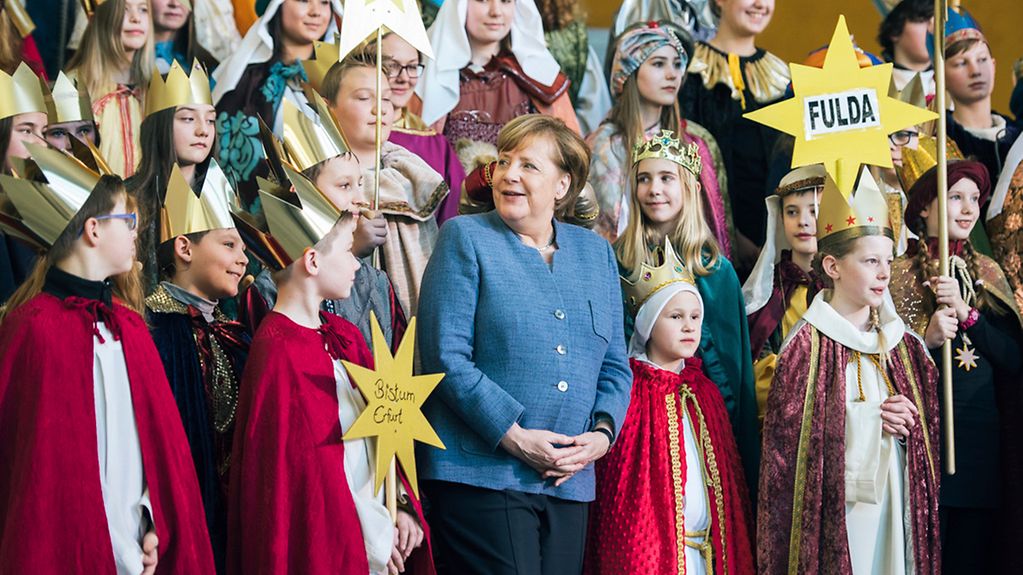 Bundeskanzlerin Angela Merkel empfängt im Bundeskanzleramt Sternsingern aus allen deutschen Bistümern.