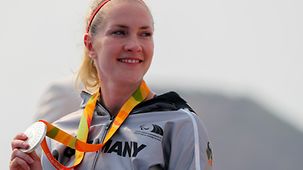 Edina Müller mit ihrer ihrer Silbermedaille bei der Siegerehrung.