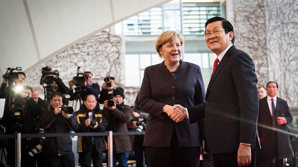 Bundeskanzlerin Angela Merkel begrüßt Vietnams Staatspräsidenten Truong Tan Sang.