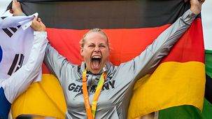 Christiane Reppe jubelt mit der deutschen Fahne.