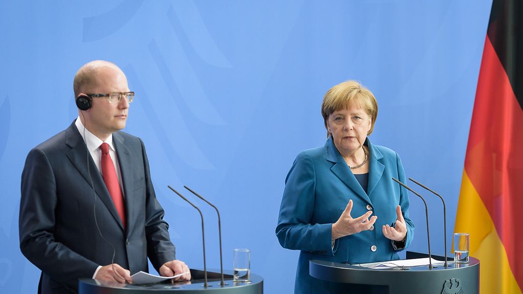 Bundeskanzlerin Angela Merkel und der tschechische Ministerpräsident Bohuslav Sobotka bei der gemeinsamen Pressebegegnung.