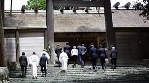 The heads of state and government visit the inner shrine.