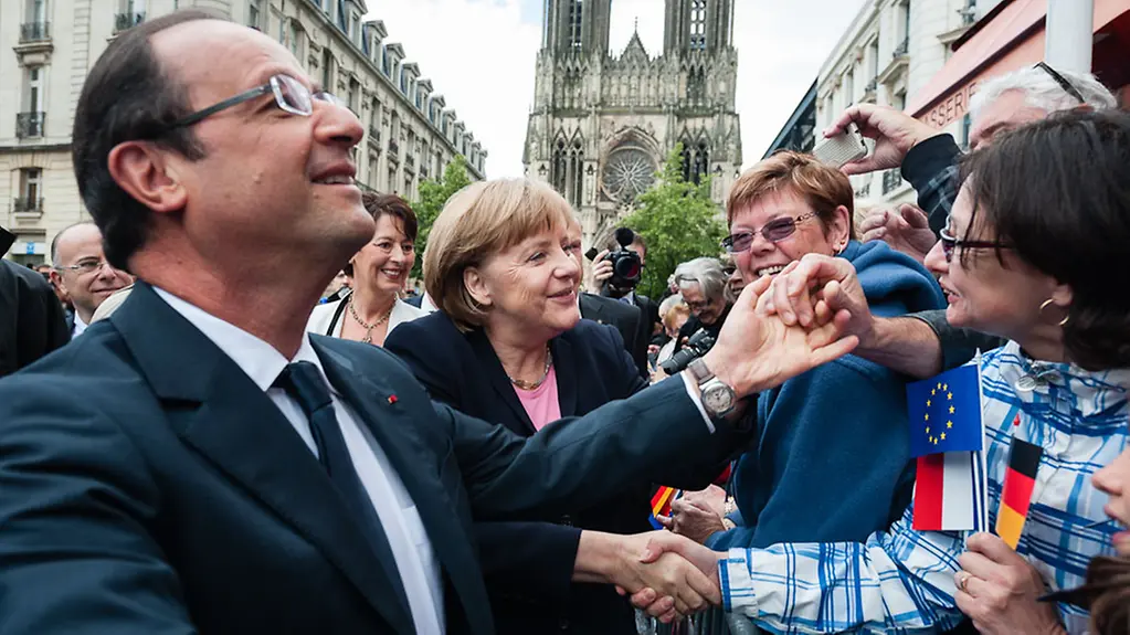 Merkel und Hollande beim Bad in der Menge