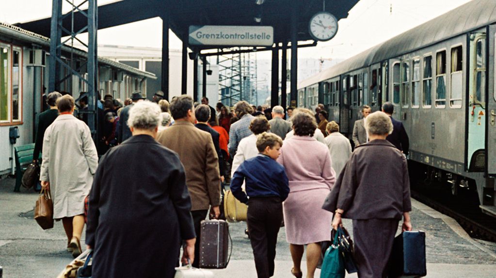 Interzonenverkehr im Bahnhof Bebra, Grenzübergangsstelle zwischen der Bundesrepublik Deutschland und der Deutschen Demokratischen Republik (DDR).