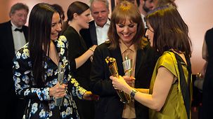 Anne Zohra Berrached, Maren Ade und Nicolette Krebitz unterhalten sich auf der Bühne nach Ende der Verleihung.