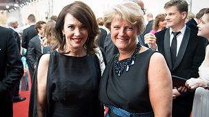 Kulturstaatsministerin Monika Grütters und Iris Berben kommen zur Verleihung des Deutschen Filmpreises.