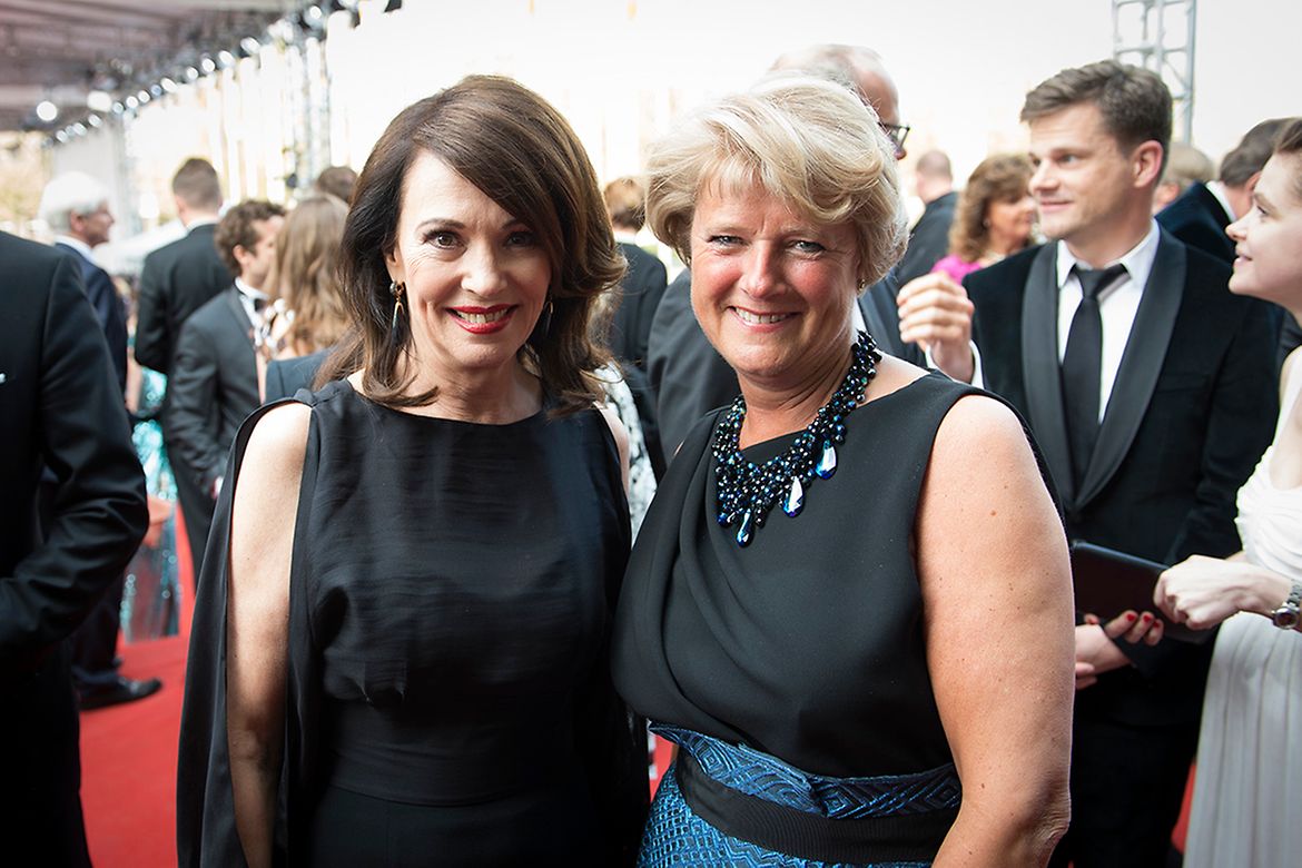 Kulturstaatsministerin Monika Grütters und Iris Berben kommen zur Verleihung des Deutschen Filmpreises.