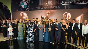 Gruppenbild mit den Preisträgern des Deutschen Filmpreises 2017 auf der Bühne.