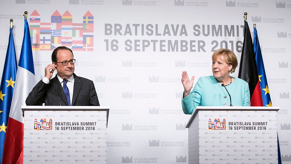 Bundeskanzlerin Angela Merkel spricht auf einer Pressekonferenz zum EU-Gipfeltreffen in Bratislava mit Frrankreichs Präsidenten Hollande