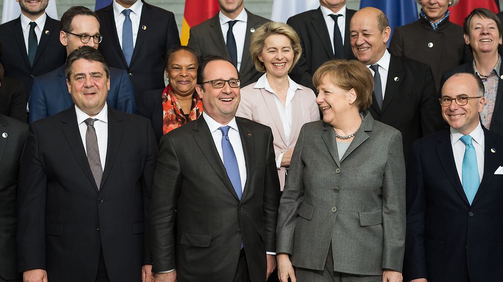 Kanzlerin Merkel, Staatspräsident Hollande und Ministerrinnen und Minister Deutschlands und Frankreichs im Kanzleramt.